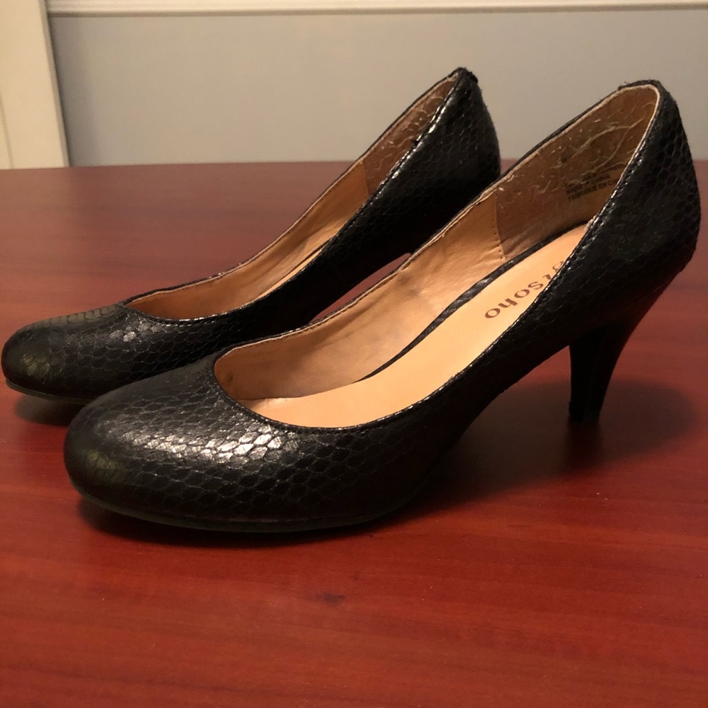 ✨3 for $40✨Zigi soho black snake print heels